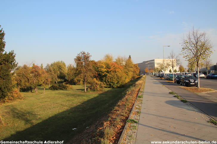 Eisenhutweg, Blickrichtung Rudower Chaussee, Oktober 2018 Eisenhutweg, Blickrichtung Rudower Chaussee, Oktober 2018