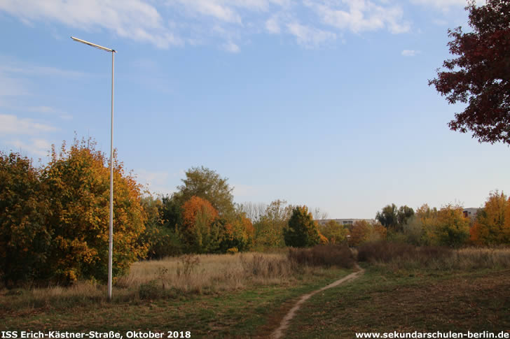 Brache an der Erich-Kästner-Straße, Blickrichtung Peter-Huchel-Straße (Oktober 2018) Brache an der Erich-Kästner-Straße, Blickrichtung Peter-Huchel-Straße (Oktober 2018)