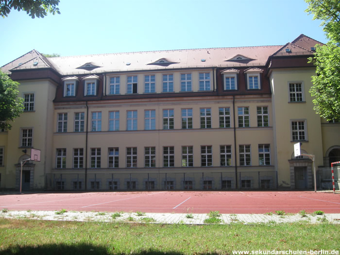 Gail S. Halvorsen Schule - Sportplatz