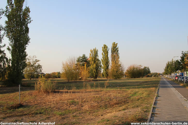 Hermann-Dorner-Allee, Blickrichtung Landschaftspark Johannisthal, Oktober 2018 Hermann-Dorner-Allee, Blickrichtung Landschaftspark Johannisthal, Oktober 2018