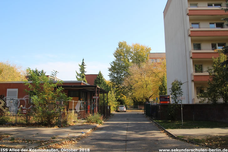 Einfahrt zum ehemaligen HTW-Campus, rechts im Bild ein Studentenwohnheim (Oktober 2018)